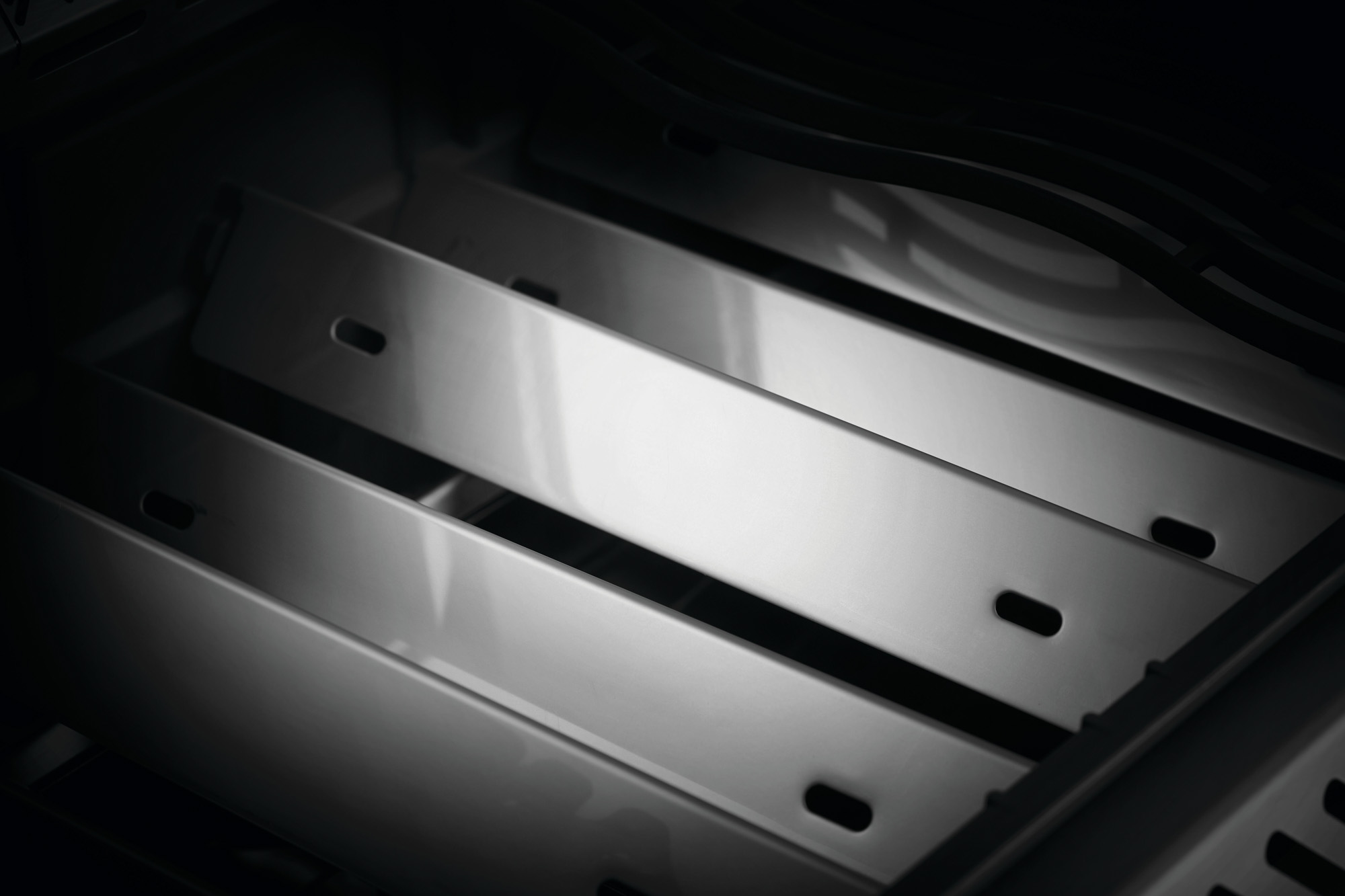 Napoleon Rogue® Series Gas Grill Features - Dual-Level Stainless Steel Sear Plates