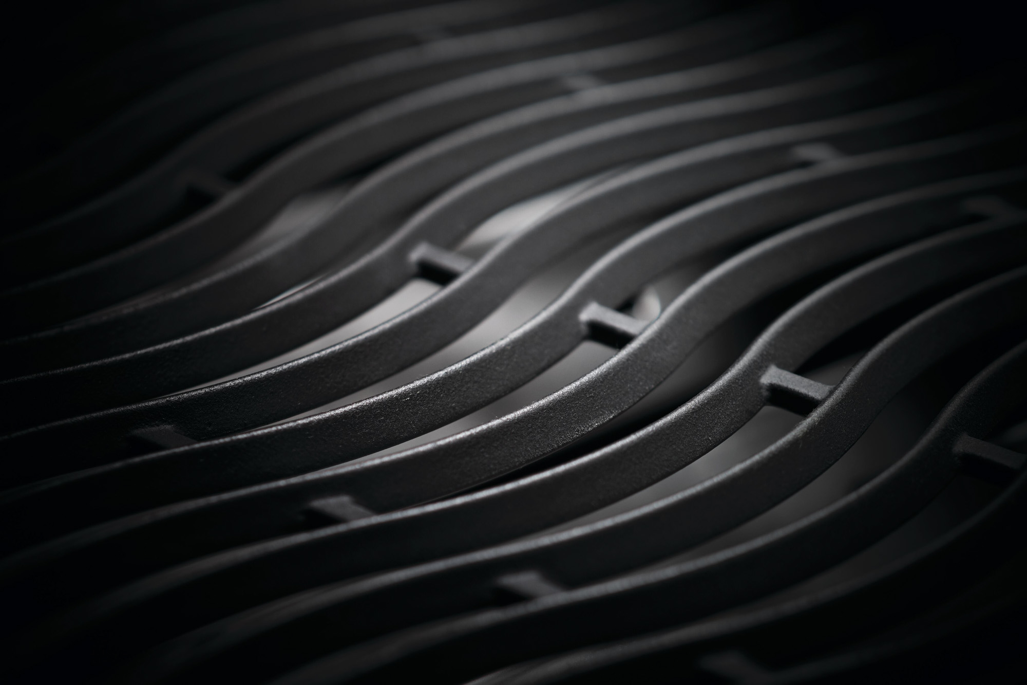 Napoleon Rogue® Series Gas Grill Features - Porcelainized Cast Iron WAVE™ Cooking Grids
