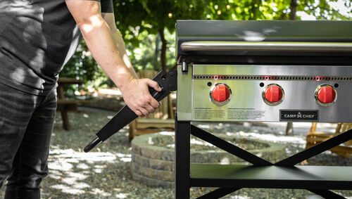 Camp Chef 4-Burner Flat Top 600 Grill and Griddle with Lid Features - Folding Side Shelf